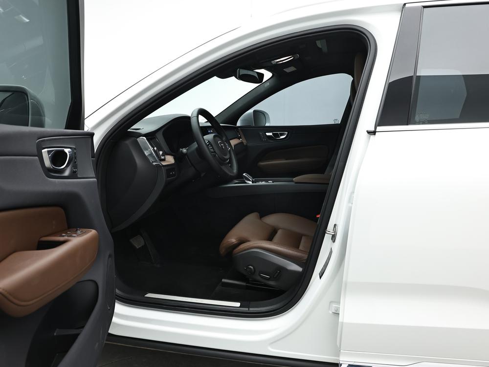 Volvo XC60 PHEV 2025 модификация T8 4WD Long Battery Li f e Pro Smart Range Deluxe Edition – фото 17