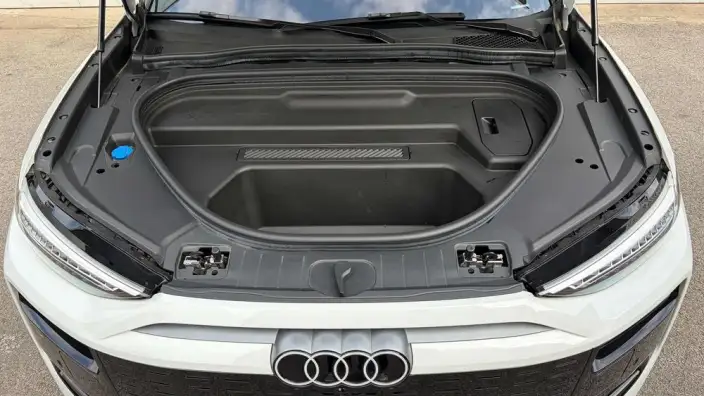 AUDI Q6L e-tron 2026 Model First Edition Pilot Edition – фото 7