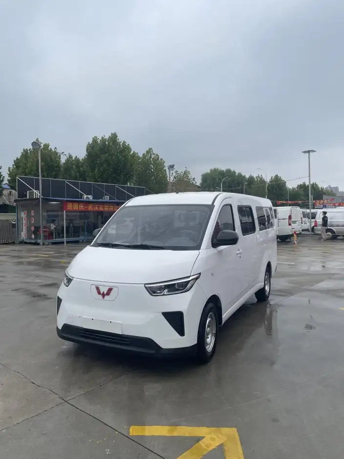 Wuling Yangguang 2024 Model 300km Comfort Model Passenger car Edition 75kW