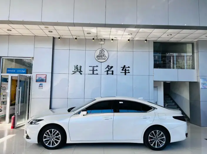 Lexus ES 2025 Model 200 Premium