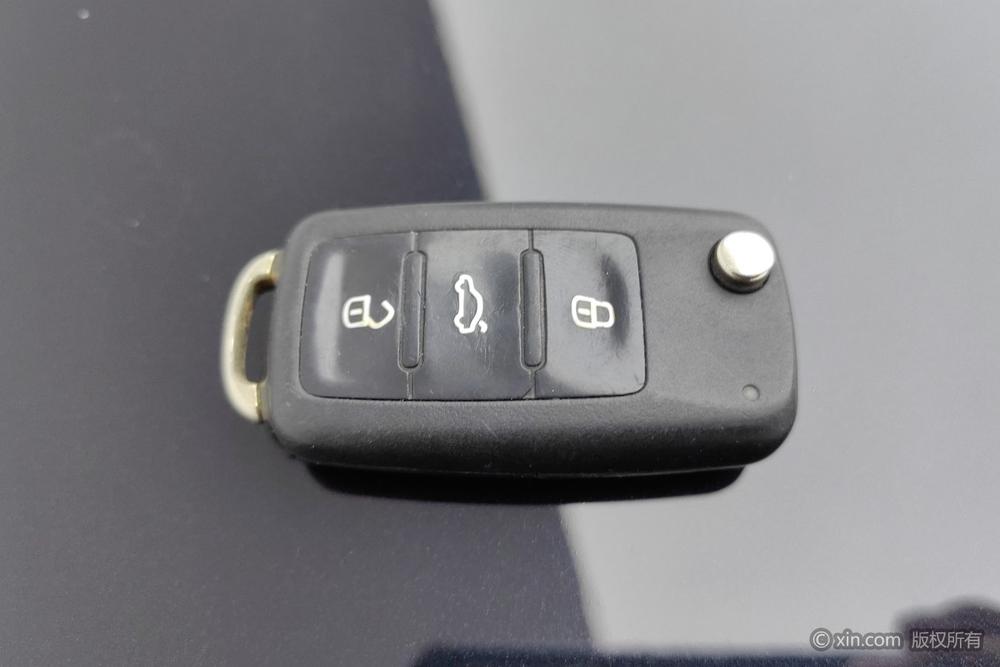 Volkswagen Lavida 2013 Classic Facelift 1.6L Manual Style – фото 6