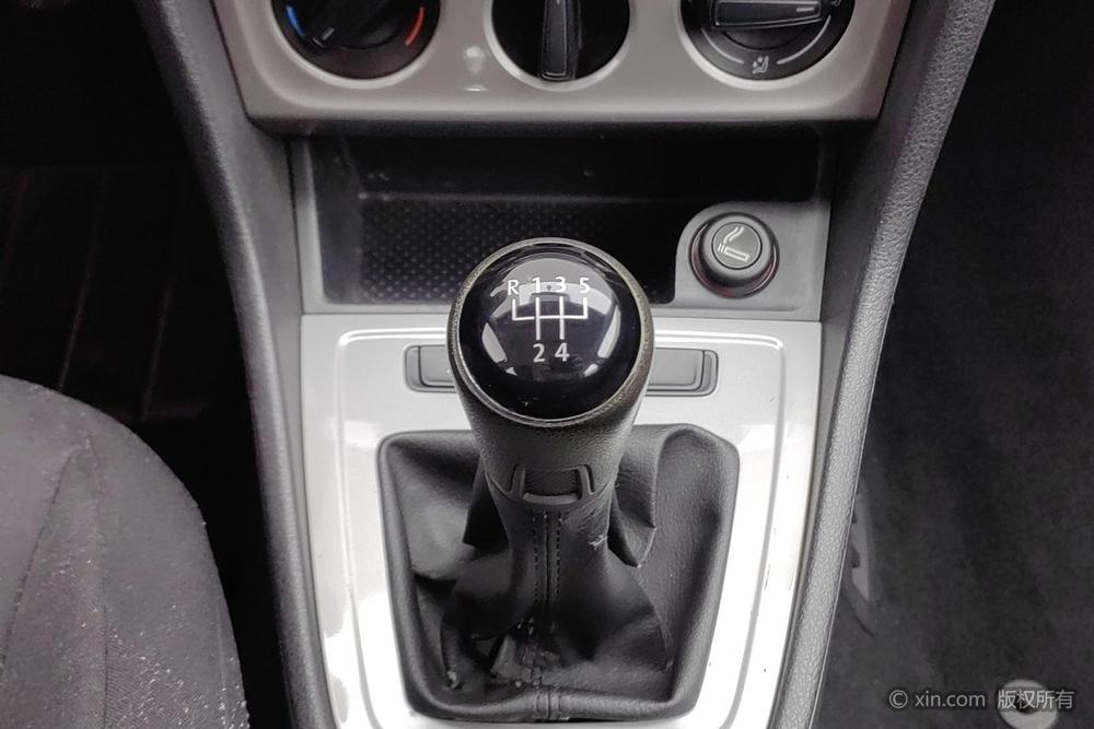 Volkswagen Lavida 2013 Classic Facelift 1.6L Manual Style – фото 15