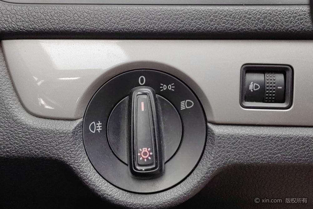 Volkswagen Lavida 2013 Classic Facelift 1.6L Manual Style – фото 16