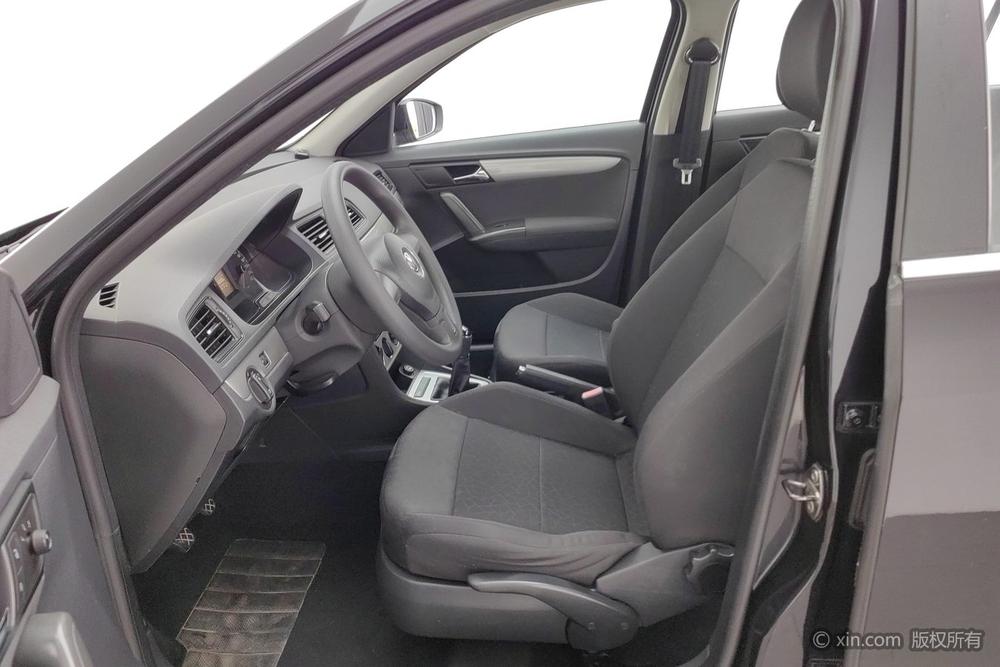 Volkswagen Lavida 2013 Classic Facelift 1.6L Manual Style – фото 18