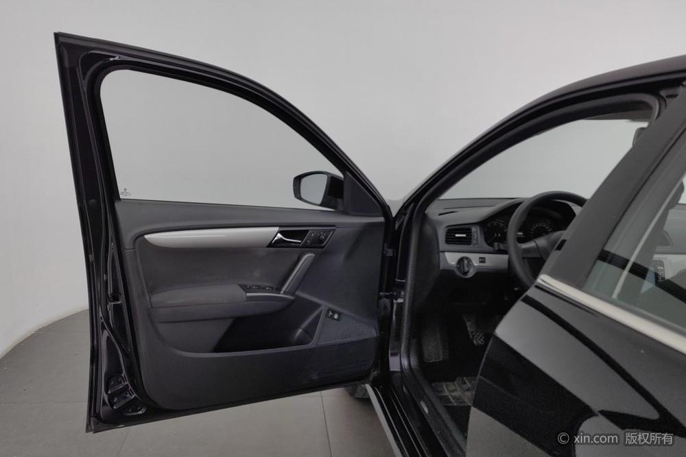 Volkswagen Lavida 2013 Classic Facelift 1.6L Manual Style – фото 22