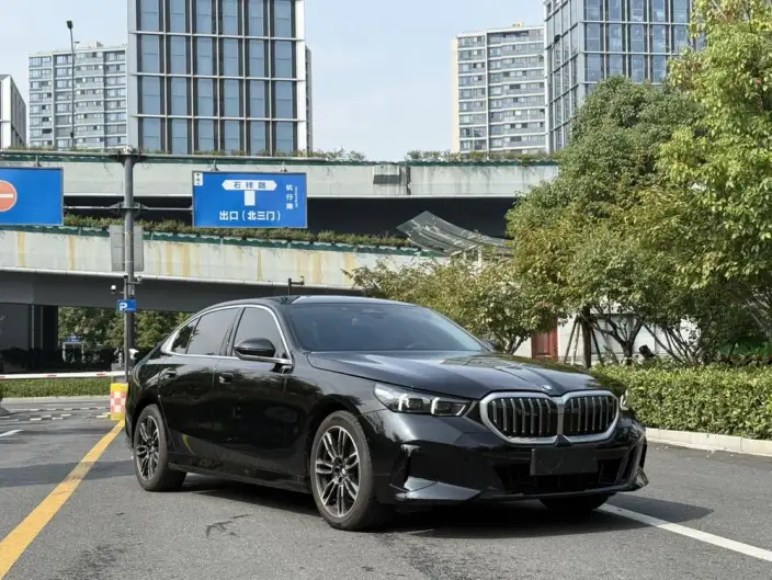 BMW 5 Series 2026 Model 530Li Leading Model M Sports Set – фото 3
