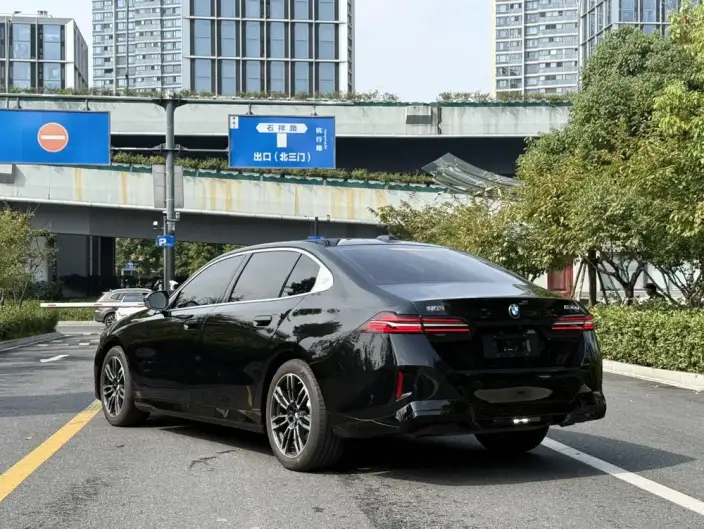 BMW 5 Series 2026 Model 530Li Leading Model M Sports Set – фото 4