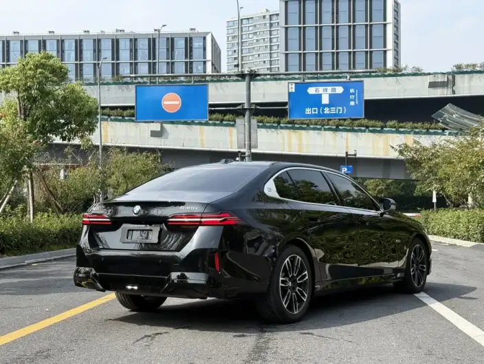 BMW 5 Series 2026 Model 530Li Leading Model M Sports Set – фото 6