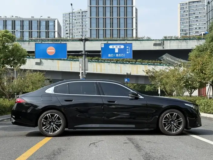 BMW 5 Series 2026 Model 530Li Leading Model M Sports Set – фото 7