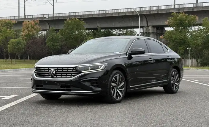 Volkswagen Passat 2022 Model 330TSI Deluxe Edition – фото 1