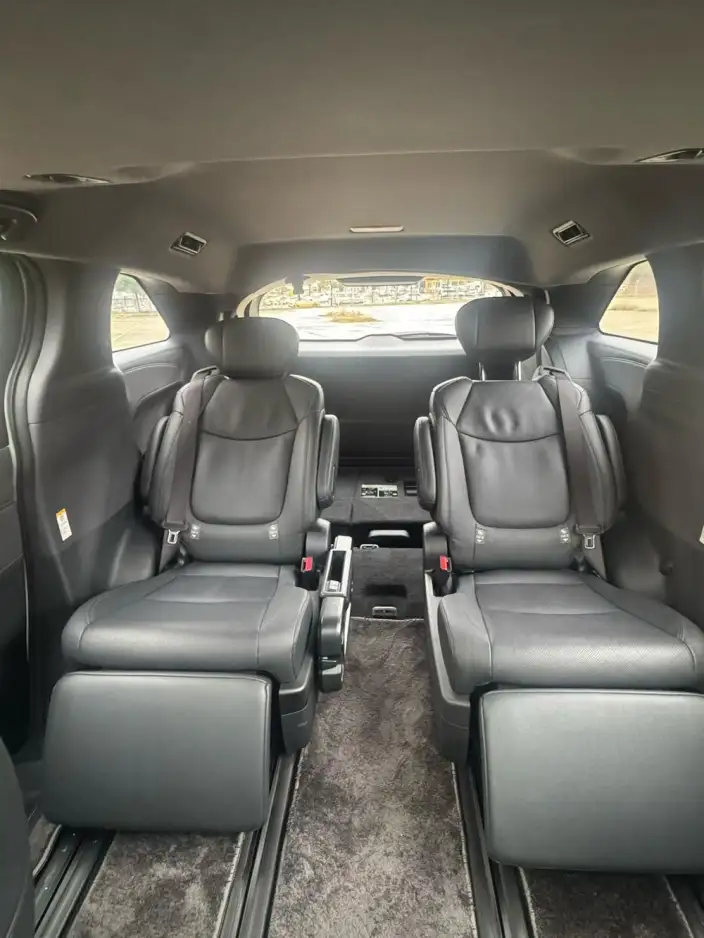 Toyota Sienna 2024 Model Hybrid 2.5L 4WD Premium Edition – фото 8