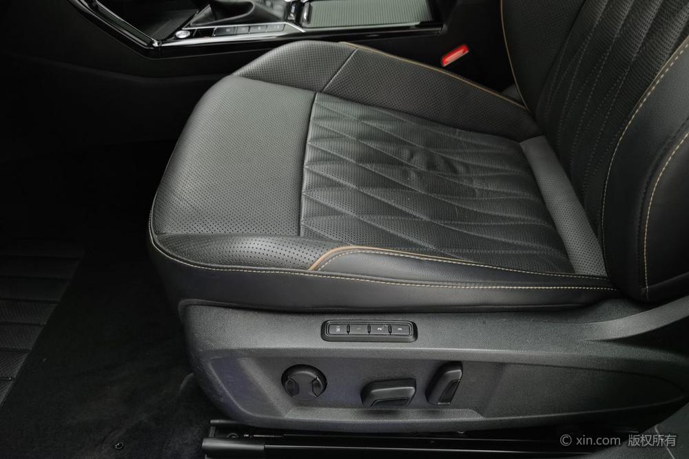 Volkswagen Passat PHEV Модель 2020 года 430PHEV Hybrid Deluxe Edition Country VI – фото 18