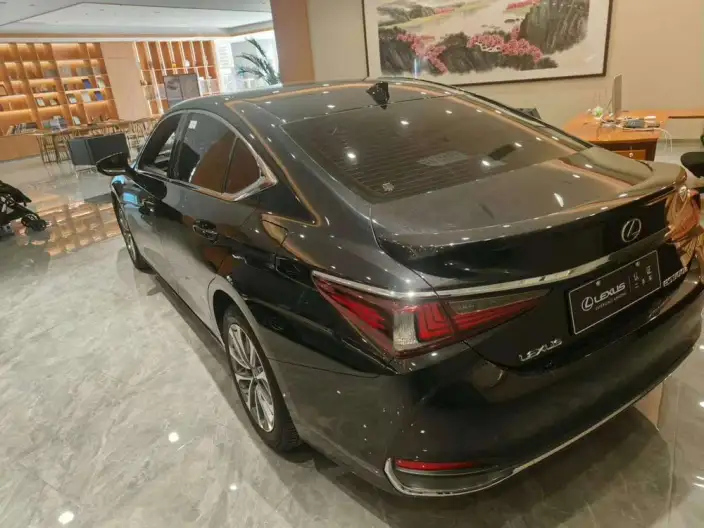 Lexus ES 2022 Model 300h Superior Edition