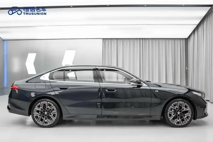 BMW 5 Series 2025 Model 530Li Exclusive Model M Sports Set – фото 7