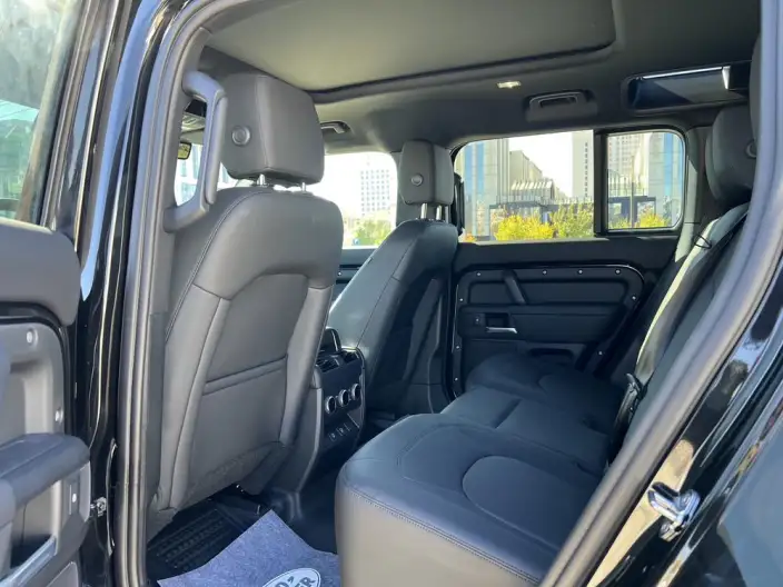 Land Rover Defender 2025 Model 110 3.0T P400 SE X-Dynamic – фото 9
