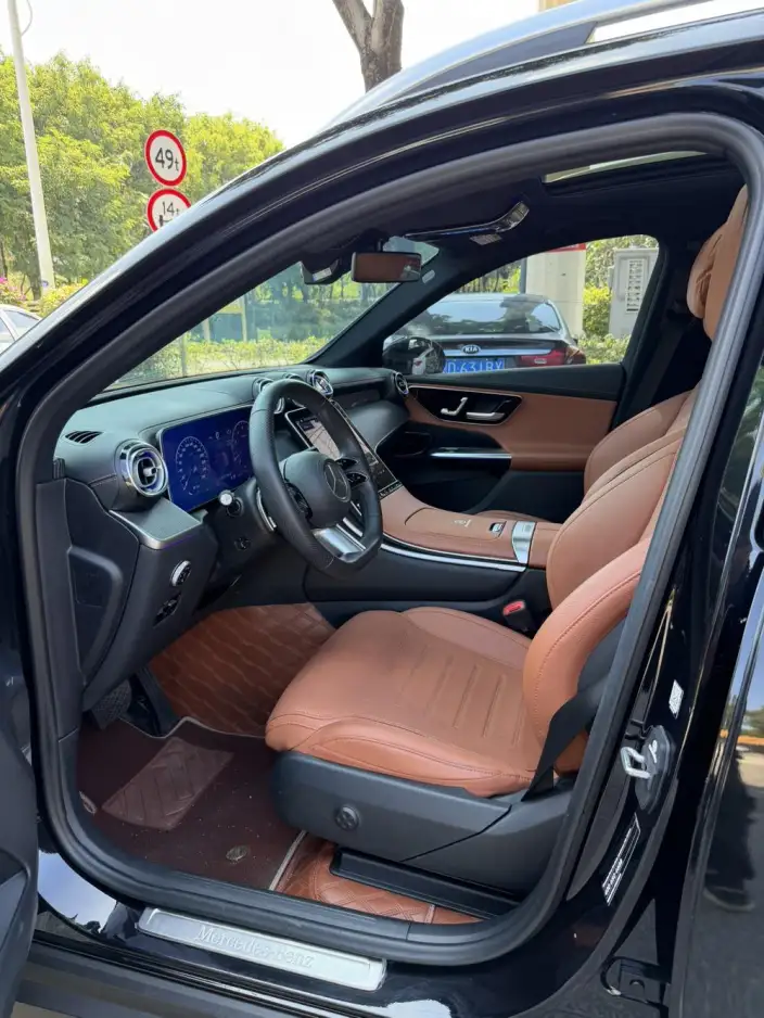 Mercedes-Benz GLC 2023 Model GLC 260 L 4MATIC Luxury Model 5 seat – фото 8