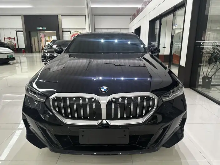 BMW 5 Series 2026 Model 525Li M Sports Set – фото 2