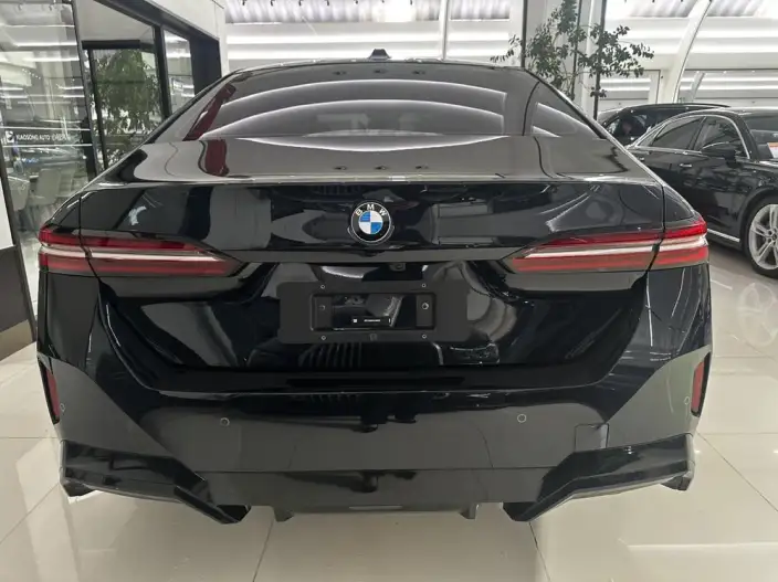 BMW 5 Series 2026 Model 525Li M Sports Set – фото 4