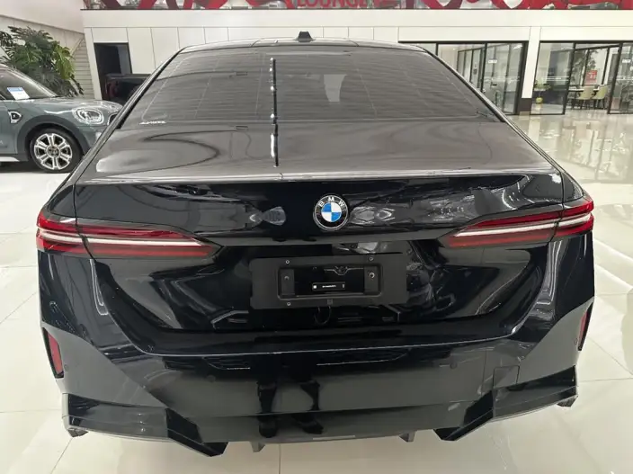 BMW 5 Series 2026 Model 525Li M Sports Set – фото 4