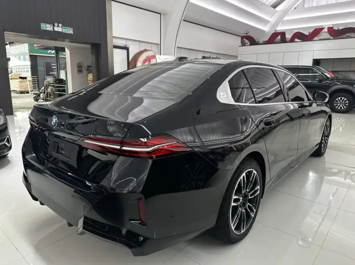 BMW 5 Series 2026 Model 525Li M Sports Set – фото 5