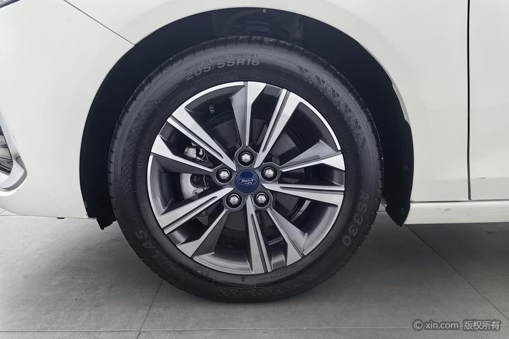 Ford Focus 2021 1.5L Automatic Diamond – фото 8