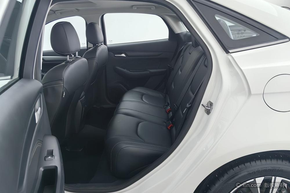 Ford Focus 2021 1.5L Automatic Diamond – фото 19