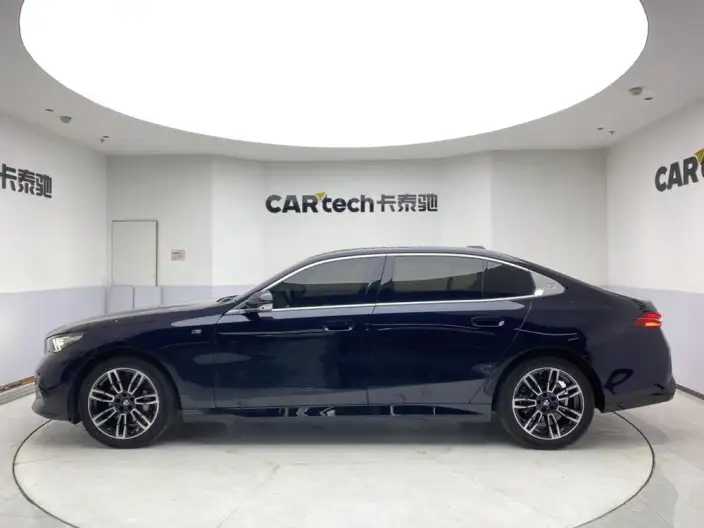 BMW 5 Series 2025 Model 530Li Leading Model M Sports Set – фото 4
