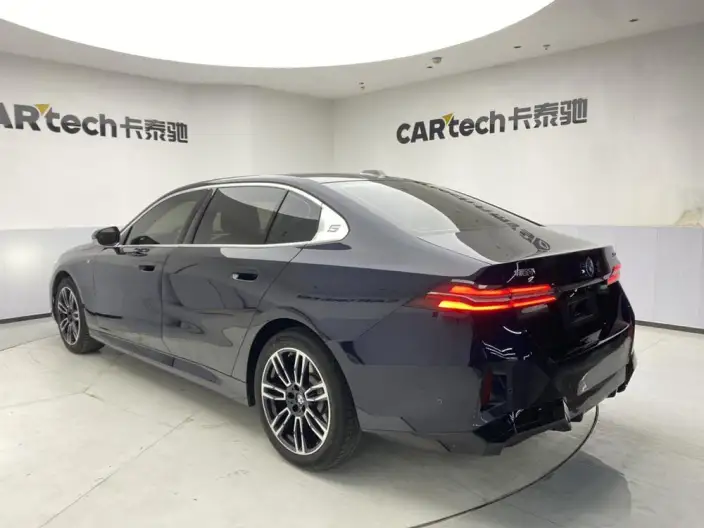 BMW 5 Series 2025 Model 530Li Leading Model M Sports Set – фото 5