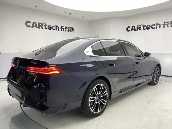 BMW 5 Series 2025 Model 530Li Leading Model M Sports Set – фото 7