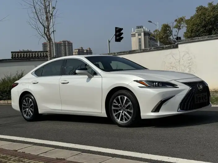 Lexus ES 2024 Model 200 Premium