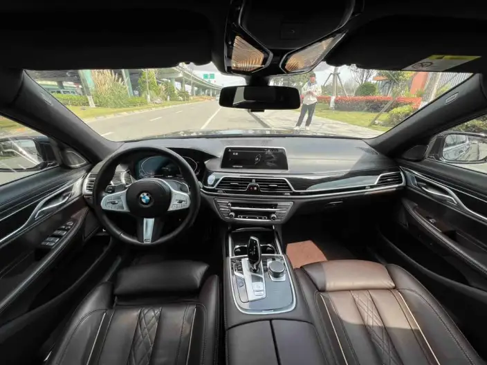 BMW 7 Series 2021 Model 730Li M Sports Set – фото 7