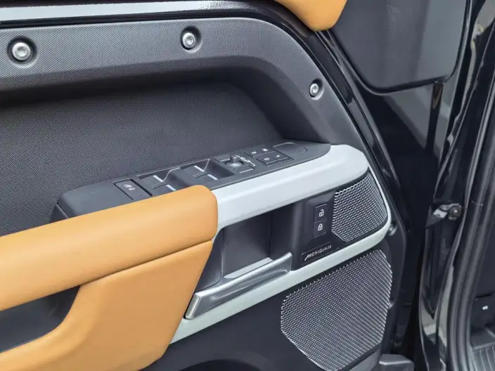 Land Rover Defender 2024 Model 110 3.0T P400 X-Dynamic HSE – фото 8