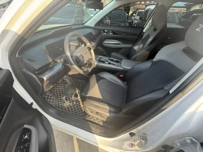 Changan Auchan Z6 2023 Model Blue whale 1.5T DCT Smart Prestige Model – фото 9