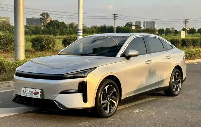 Geely Galaxy L6 2025 Model 1.5 EM-i DHT 140KM Galaxy Edition