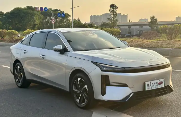 Geely Galaxy L6 2025 Model 1.5 EM-i DHT 140KM Galaxy Edition