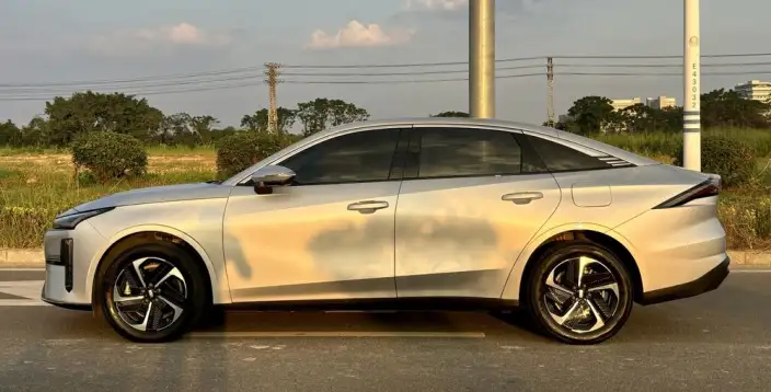Geely Galaxy L6 2025 Model 1.5 EM-i DHT 140KM Galaxy Edition