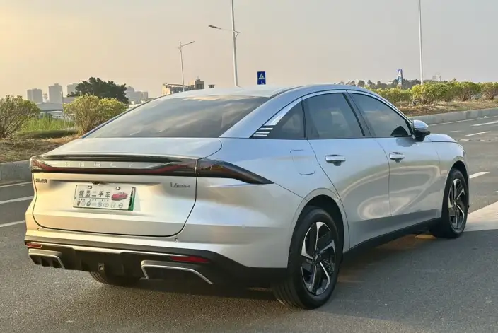 Geely Galaxy L6 2025 Model 1.5 EM-i DHT 140KM Galaxy Edition – фото 7