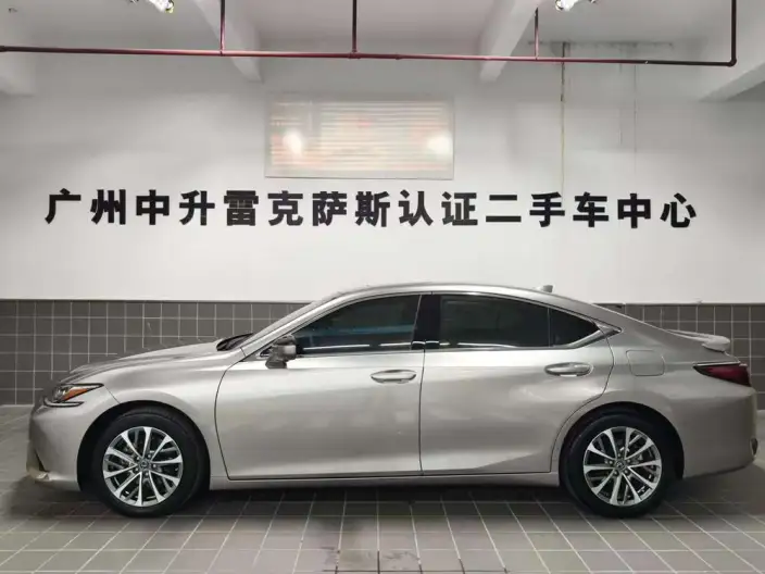 Lexus ES 2021 Model 300h Superior Edition