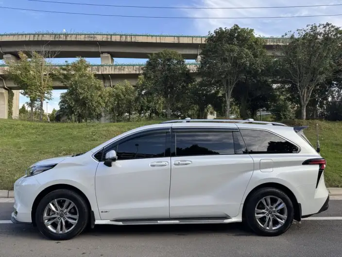 Toyota Sienna 2024 Model Hybrid 2.5L Comfort Edition – фото 4