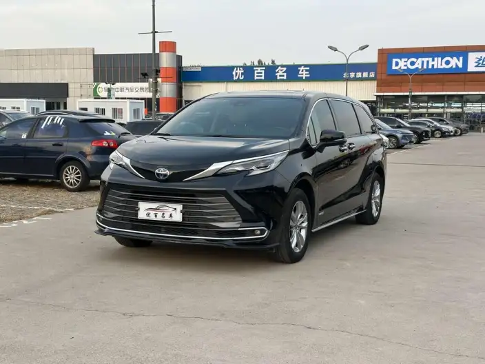 Toyota Sienna 2023 Model Hybrid 2.5L Deluxe Edition