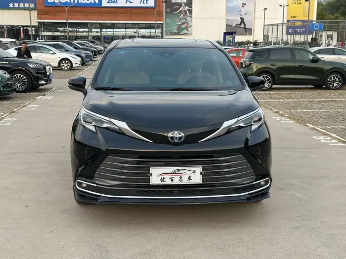 Toyota Sienna 2023 Model Hybrid 2.5L Deluxe Edition
