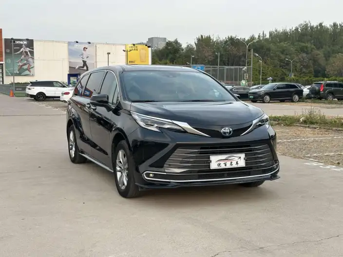 Toyota Sienna 2023 Model Hybrid 2.5L Deluxe Edition
