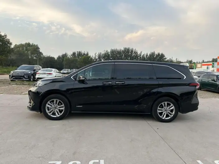 Toyota Sienna 2023 Model Hybrid 2.5L Deluxe Edition