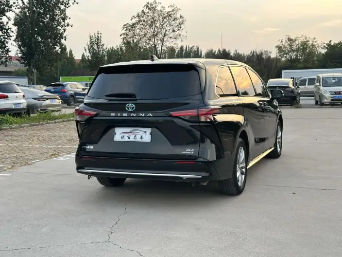 Toyota Sienna 2023 Model Hybrid 2.5L Deluxe Edition – фото 7
