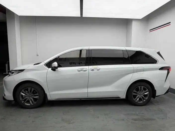 Toyota Sienna 2026 Model Hybrid 2.5L 4WD Deluxe Edition