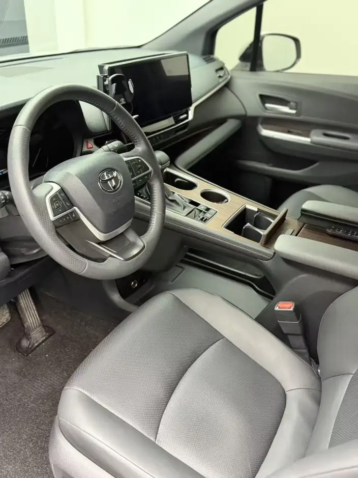 Toyota Sienna 2026 Model Hybrid 2.5L 4WD Deluxe Edition – фото 7