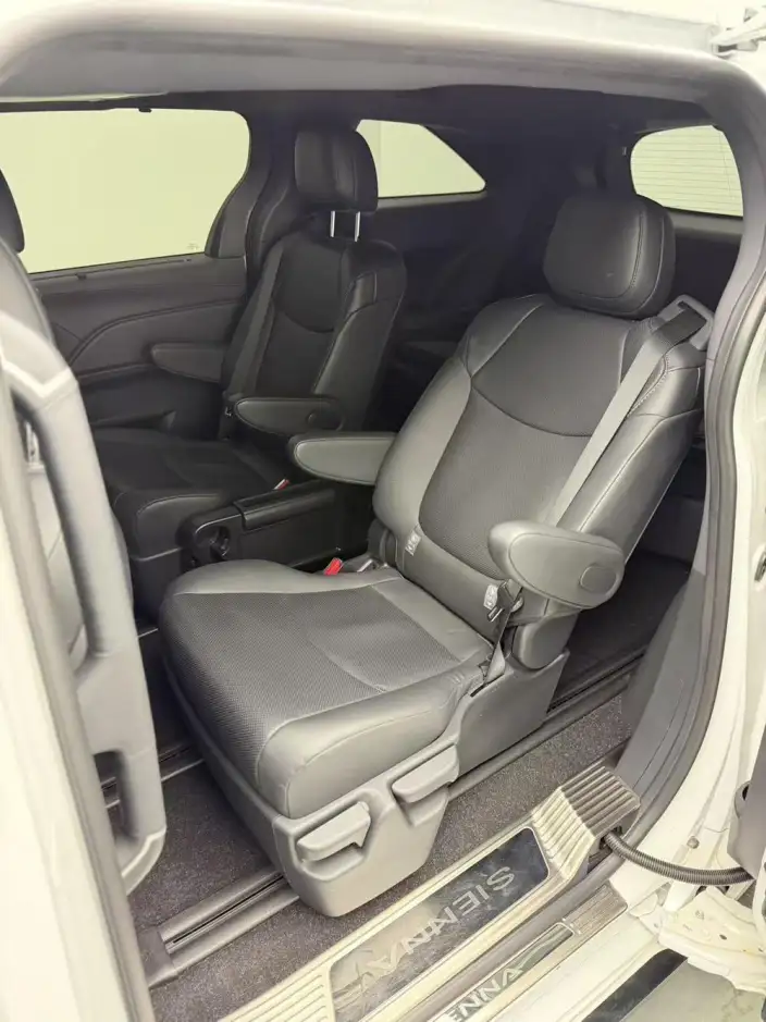 Toyota Sienna 2026 Model Hybrid 2.5L 4WD Deluxe Edition – фото 10