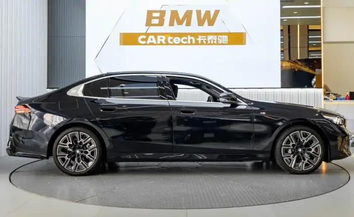 BMW 5 Series 2025 Model 530Li Exclusive Model M Sports Set – фото 7