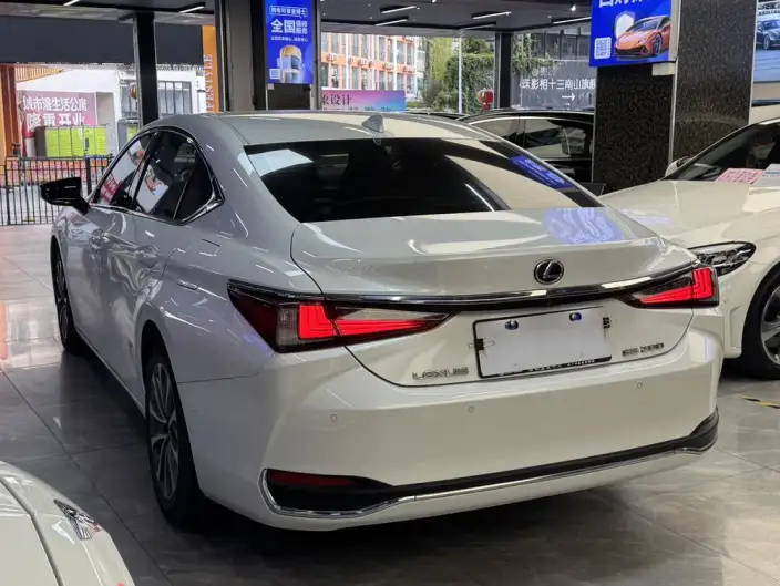 Lexus ES 2022 Model 200 Superior Edition