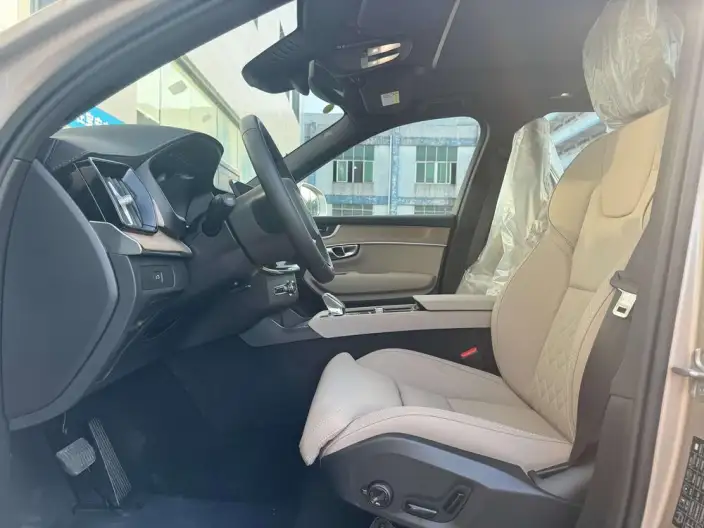 Volvo XC90 2026 Model B6 Smart Range Deluxe Edition 6 seat – фото 8